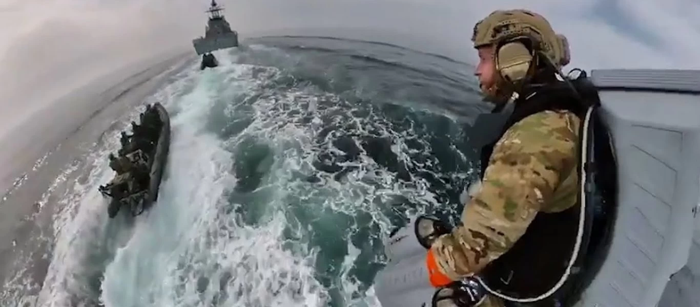 Οι Βρετανοί Βασιλικοί Πεζοναύτες δοκιμάζουν ιπτάμενη στολή τζετ (βίντεο)